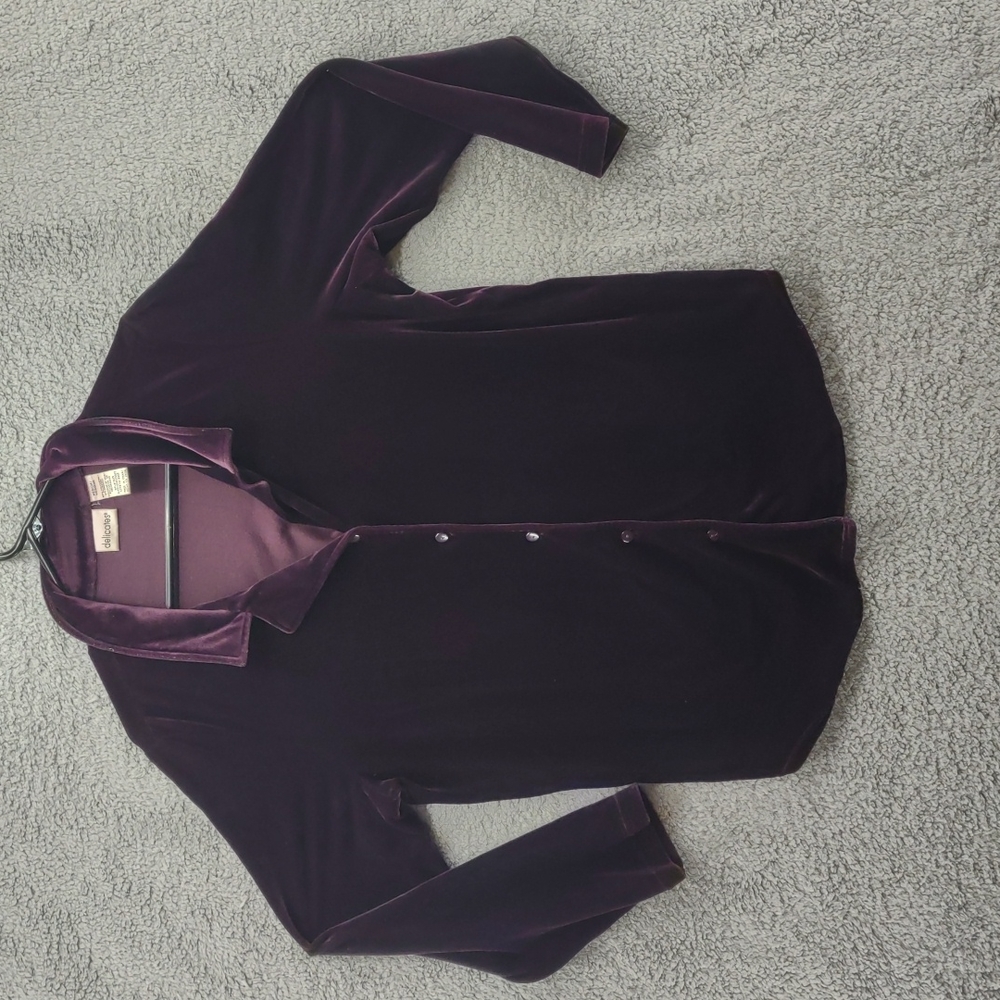 Vtg Women's Delicates medium polyester, Spandex long sleeve Maroon Shirt.REF#22